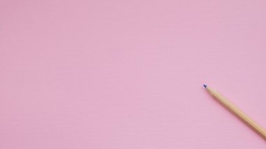 Yaratıcılık ilham verici eğitim kavramları pembe pastel arka planda kalem ve bardak ile.