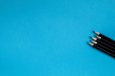 İç mimarlar iş yerindeki bir mutfağın renk el çizimleri üzerinde çalışıyorlar..