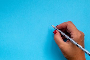 Okul konseptine geri dönelim. Okul ve ofis malzemeleri ofis masasında. Kopyalama alanı olan düz.