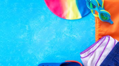 Parlak mavi arkaplanda bir düzen. Yetişkin ve çocukların havuzda yüzmesi, spor