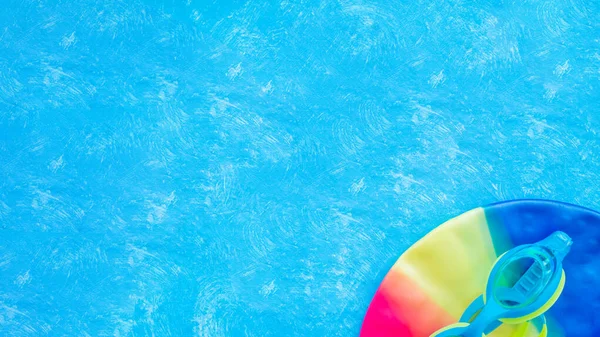 Аксесуари для плавання в басейні на синьому текстурованому фоні. Концепція дорослих і дітей, які плавають у басейні, спорт — стокове фото