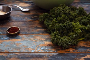 Yakın planda su damlacıkları olan organik lahana.