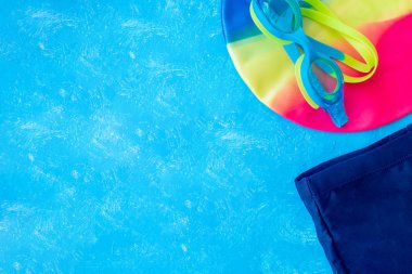 Mavi desenli arka planda pembe mercan parmak arası terlikler