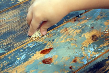 Tahtada susam tohumlu bebek elleri