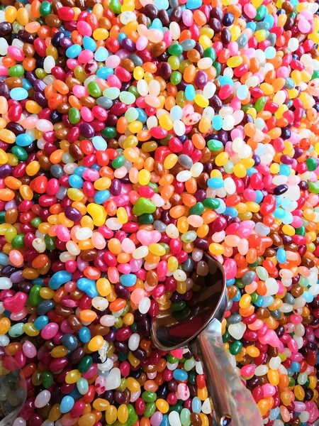 Sokszínű háttér készült különböző színes cukorkák. Helyet a szöveges, party, csoki, gyermekkori — Stock Fotó