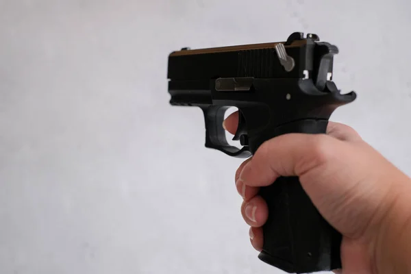 9 mm 'lik bir tabanca, kadınların elinde, konsept olarak bir tabancayı eğitimde tutmak.