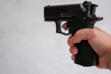 Kolluk kuvvetleri, akademide işaret fişeği poligonunda tabancayı elinden tutmayı hedefliyor. 9 mm 'lik bir tabanca, kadınların elinde.,
