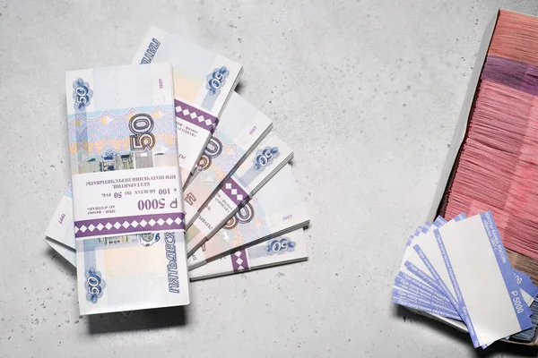 bir paket banknot 50 ruble 1000 banknot Rusya Bankası 10 dikenli 100 yaprak