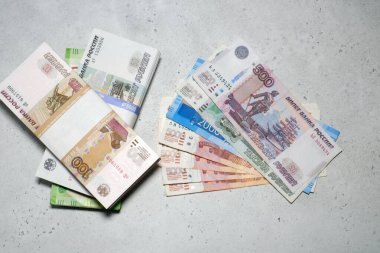 Rusya Bankası 'nın tüm banknotları 5000, 2000, 1000, 500, 200, 100, 50, 5, 2, 10 ruble. Yeni 2000 ve 200 ruble ile.