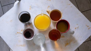 Aile masada içiyor. Tatillerde dinlenir, insanlar ve konsept seven arkadaşlar akşam yemeği yer.