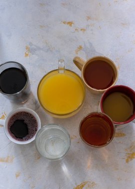 Aile masada içiyor. Tatillerde dinlenir, insanlar ve konsept seven arkadaşlar akşam yemeği yer.