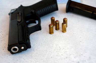 9 mm 'lik tabanca ve kurşunlar.