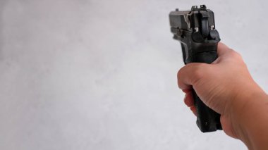Avcı dükkanının sahibinin portresi. İçerideki optik manzarayı kontrol ediyor.