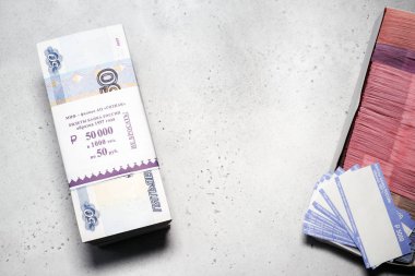 bir paket banknot 50 ruble 1000 banknot Rusya Bankası 10 dikenli 100 yaprak