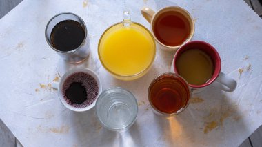 Aile masada içiyor. Tatillerde dinlenir, insanlar ve konsept seven arkadaşlar akşam yemeği yer.