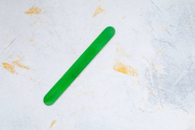 Bölme işareti ahşap sopalardan yapılır. Tahta dondurmadan ya da çubuklardan yapılmış basit bir gökkuşağı..