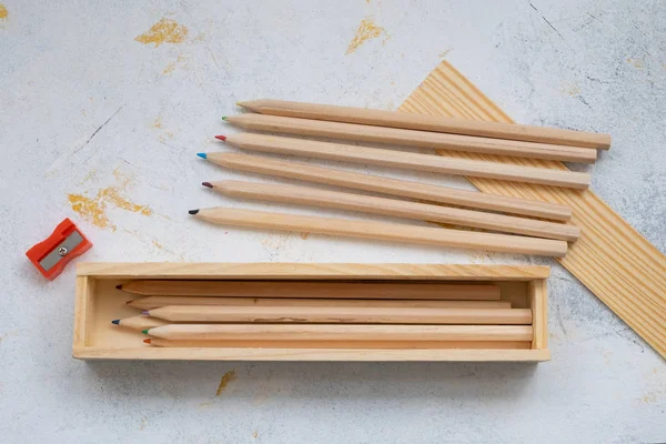 Houten potloodkistje met kleurpotloden voor terug naar school — Stockfoto