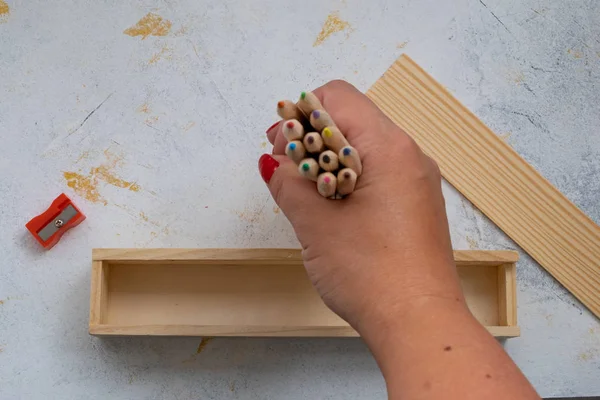 Caixa de lápis de madeira com lápis de cor para voltar à escola — Fotografia de Stock