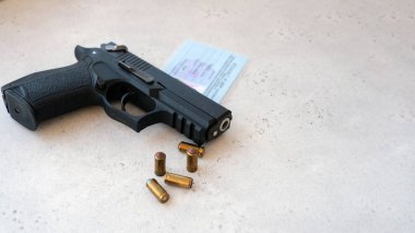 Silah, mühimmat ve belgeler satın almış. Tüm belgelerle birlikte 9mm 'lik namlu satın alma