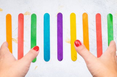 beyaz arka plan üzerinde matematik öğrenmek için çocuklar için renkli sayma çubuklar