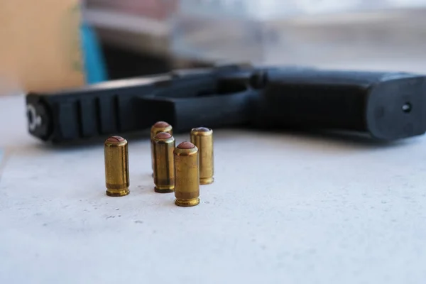 En pistol med kulor som symboliserar pistol rättigheter medan inramade mot USA: S konstitution. — Stockfoto