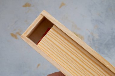 Okula dönmek için renkli kalemlerle dolu tahta kalem kutusu.