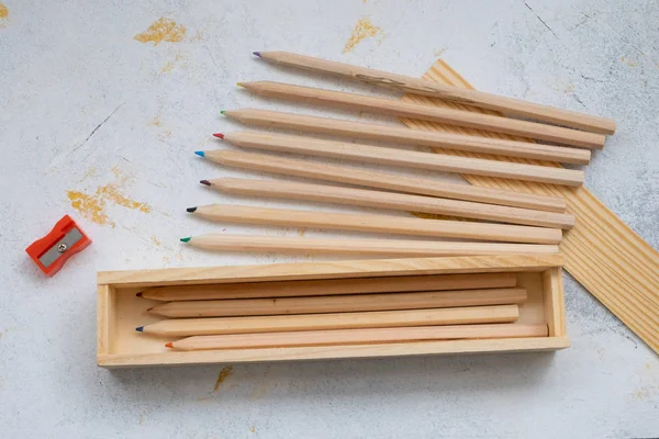 Houten potloodkistje met kleurpotloden voor terug naar school — Stockfoto