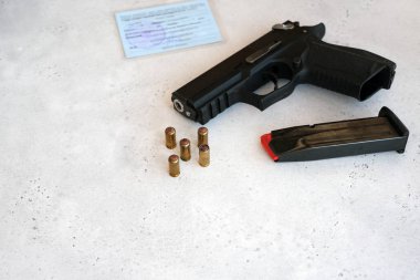 Silah, mühimmat ve belgeler satın almış. Tüm belgelerle birlikte 9mm 'lik namlu satın alma