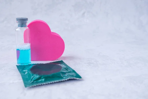 Liebeselixier, Zaubertrank - eine Blase aus blauer Flüssigkeit - neue Wissenschaft der Sexualselektion. Drink zur Erregung. Konzept sex, love18 — Stockfoto