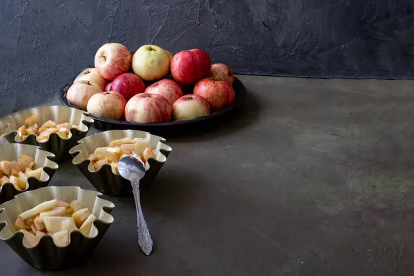 O processo de cozinhar torta de maçã Charlotte. Massa para torta de maçã antes de assar em um fundo de madeira — Fotografia de Stock