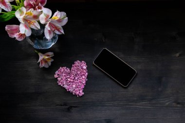 Sevgililer günün kutlu olsun akıllı telefon ekranı. Ahşap arkaplanda masa örtüsü.
