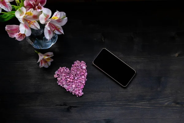 Sevgililer günün kutlu olsun akıllı telefon ekranı. Ahşap arkaplanda masa örtüsü.