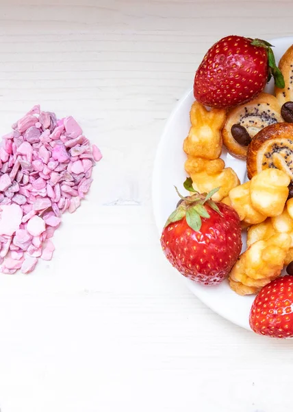 Свежая и вкусная клубника со сливочным печеньем и семенами мака на деревенском столе с розовым сердцем в День Святого Валентина . — стоковое фото