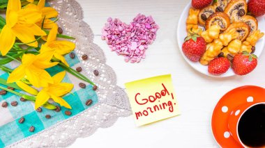 Şekerli kahve haşhaş tohumlu krakerler, taze kırmızı çilekler ve defterdeki yazı: Günaydın aşkım. Sevgililer Günü için Kahvaltı kavramı, aşk.