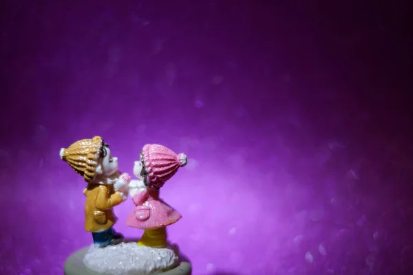 Dia dos Namorados cartão criativo de um casal apaixonado em um fundo lilás . — Fotografia de Stock