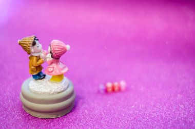 Sevgililer Günü 'nün yaratıcı kartı pembe bir arka planda birbirine aşık bir çiftin bulanık yazıtlı aşkı..