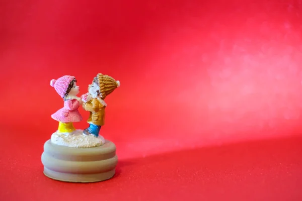 Dia dos Namorados cartão criativo de um casal apaixonado em um fundo vermelho . — Fotografia de Stock