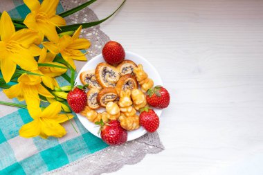 Çilekler, kurabiyeler kalpler, sarı çiçekler Sevgililer Günü için nergisler Paskalya kadını