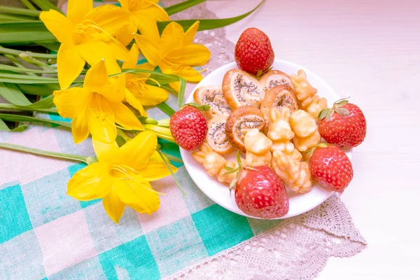 Клубника, печенье сердца, желтые цветы нарциссы для Валентина мать женщина Пасхальный день — стоковое фото
