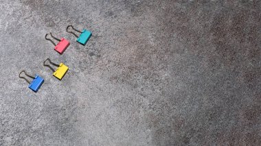 Gri arkaplanda dört bağlayıcı klip izole edildi.