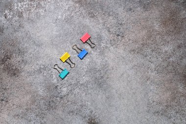 Gri arkaplanda dört bağlayıcı klip izole edildi.