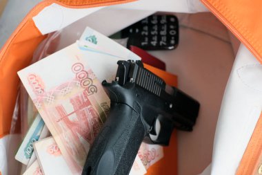 Silah, pasaportun, cüzdanın ve cephanenle birlikte paranın üzerinde.