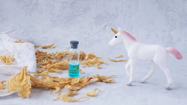 Spanduk Merangsang Minuman Unicorn Lingerie Putih Dan Kelopak Bunga — Stok Foto