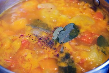 Tencerede kabak çorbası püresi pişirmek. Bakır kaplama tencereli kabak püresi.