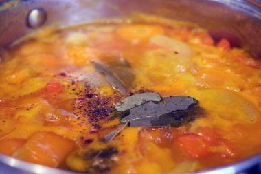Tencerede kabak çorbası püresi pişirmek. Bakır kaplama tencereli kabak püresi.