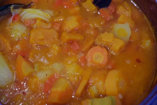 Tencerede kabak çorbası püresi pişirmek. Bakır kaplama tencereli kabak püresi.