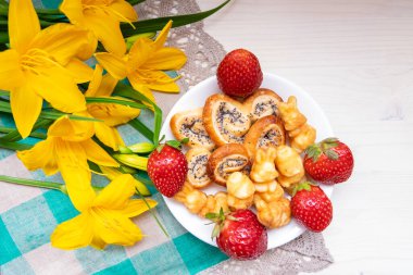 Çilekler, kurabiyeler kalpler, sarı çiçekler sevgililer günü için nergisler anne Paskalya günü aşkla birlikte metinler için bir yer