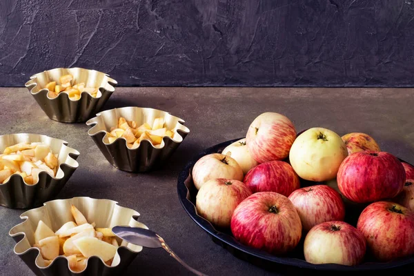 Process Cooking Apple Pie Charlotte Small Pie Pans Fresh Apples — Stock Photo, Image