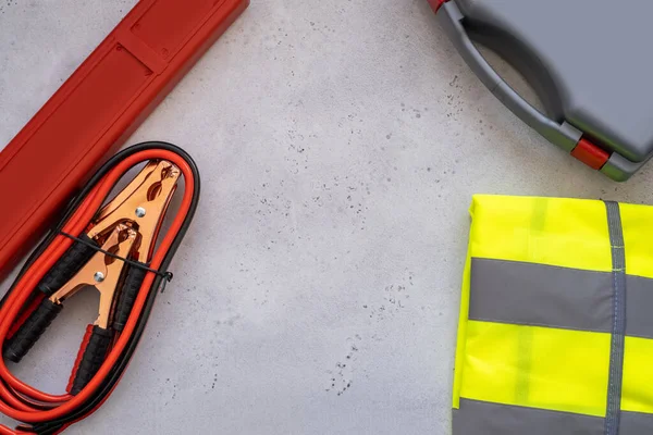 Teknik denetimden geçmek için sürücü kiti, acil dur işareti, ilk yardım çantası, yansıtıcı yelek, arabayı yakmak için kablolar. Otomobil aksesuarları, konsept araba, mesaj için yer. Düz yatıyordu.