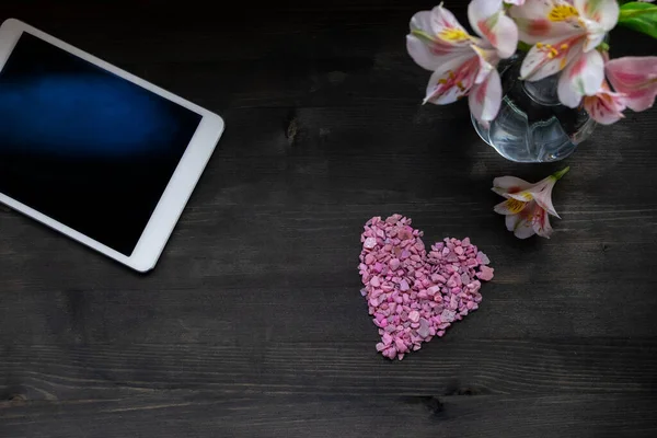 konsept uzak çalışma dizüstü bilgisayar ve telefon, çiçekler ve kalp, yazıtlar için boş alan, model